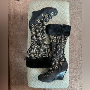 Y2K vintage Apple Bottoms blk faux fur knee high wedge boots w/gold logos size 9